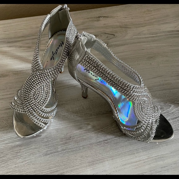 Womens Shoe - Picture 2 of 3